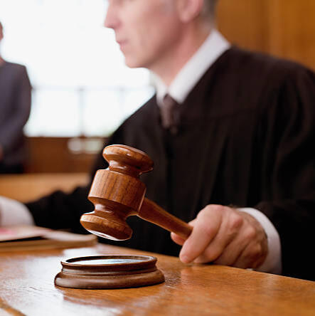 Judge in court holding a gavel, Vista courthouse, Vista jail. E-DOGG Bail bonds in Vista, CA helping clients.